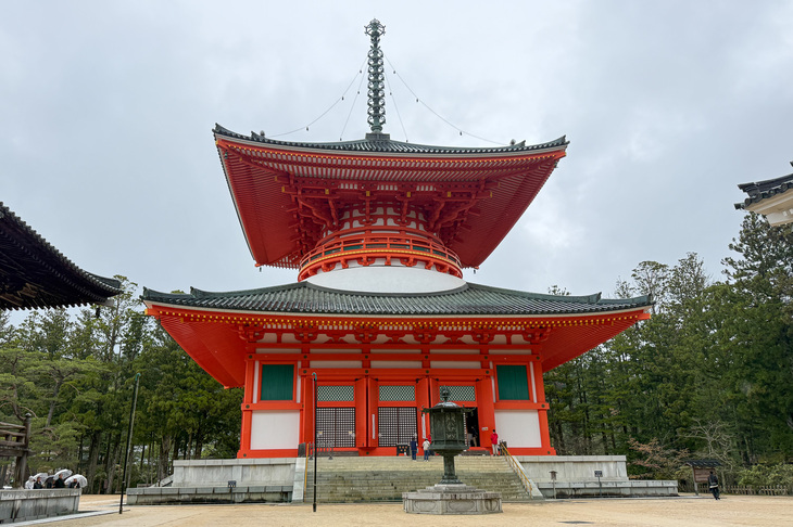 高野山にはさまざまな人気スポットがあり、南海りんかんバスの停留所もすぐ近くにある。壇上伽藍（だんじょうがらん）の「根本大塔（こんぽんだいとう）」はそのシンボルともいえる朱塗りの塔。