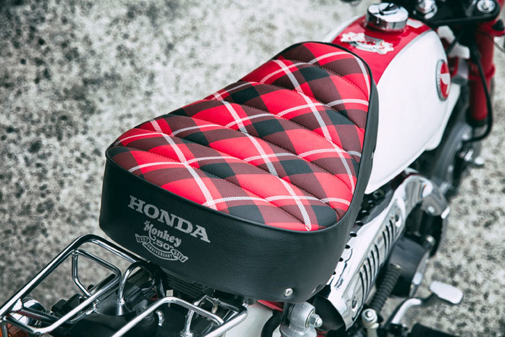 「モンキー50周年アニバーサリー」には、これも初代モンキーを模したというチェック柄のシートが装備される。