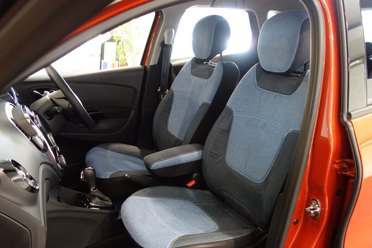 ジーンズ調のシートカバーとアームレストは、実際にはデニム生地ではなく、柔らかい起毛素材が採用されている。