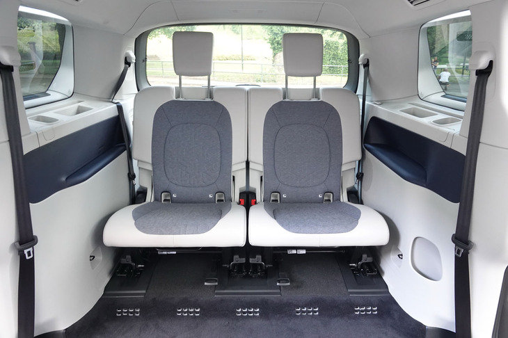 「ID. Buzzロングホイールベース」の3列目シート。2人掛けで、大人でも余裕を持って座れる空間が確保されている。