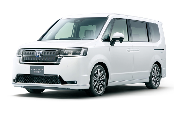 最上級グレード「スパーダ プレミアムライン」。各所に施されたクロームメッキの装飾が特徴で、FF車には17インチの専用アルミホイールが装備される。