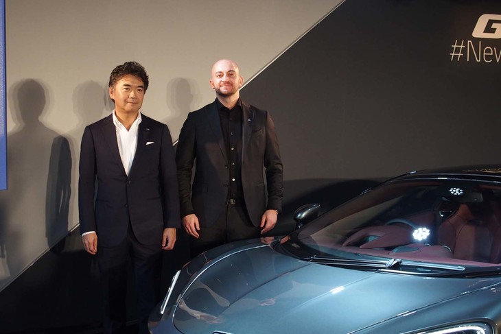「マクラーレンGT」の発表イベントに登壇したマクラーレン・オートモーティブ・アジア日本支社代表の正本嘉宏氏（左）と、マクラーレン・オートモーティブのチーフデザイナーであるゴラン・オズボルト氏（右）。