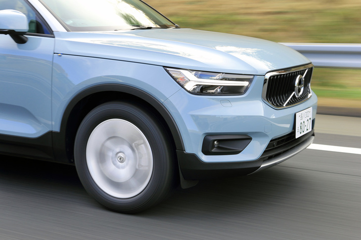 高速道路での「アシュアランス ウェザーレディー」の印象は、「しっかりしていてコントロールしやすい」。なるほど。乾いた路面での性能は、サマータイヤと比べてもそん色ないようです。