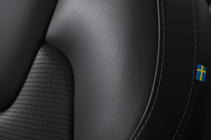 リラクゼーション機能とベンチレーション機能が備わるファインナッパレザーで仕立てられたシート。