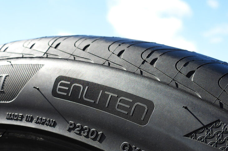 ブリヂストンではタイヤの“モジュール化”も進めており、「ENLITEN」を取り入れた次世代商品群では、（おおざっぱなイメージだが）ケースラインなどタイヤ骨格の設計は各商品で共用。金属ベルトや繊維などについては、多少のバリエーションを持たせつつ共用……と、タイヤの基礎的な部分は技術を磨いて共用化を進め、ゴムやトレッドパターンなどによって、商品ごとに“エッジをきかせる”とのことだった。