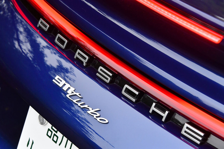 【ポルシェ911ターボ】
	ボディーサイズ：全長×全幅×全高＝4535×1900×1303mm／ホイールベース：2450mm／車重：1640kg（DIN）／駆動方式：4WD／エンジン：3.8リッター水平対向6 DOHC 24バルブ ターボ／トランスミッション：8段AT／最高出力：580PS（427kW）/6500rpm／最大トルク：750N・m（76.5kgf・m）/2250-4500rpm／タイヤ：（前）255/35ZR20 97Y／（後）315/30ZR21 105Y（グッドイヤー・イーグルF1スーパースポーツ）／燃費：11.1リッター/100km（約9.0km/リッター、NEDC複合モード）／価格：2443万円
	
	【取材時の燃費データ】
	テスト距離：274.8km（市街地3：高速道路5：山岳路2）／使用燃料：44.5リッター（ハイオクガソリン）／参考燃費：6.2km/リッター（満タン法）／7.2km/リッター（車載燃費計計測値）