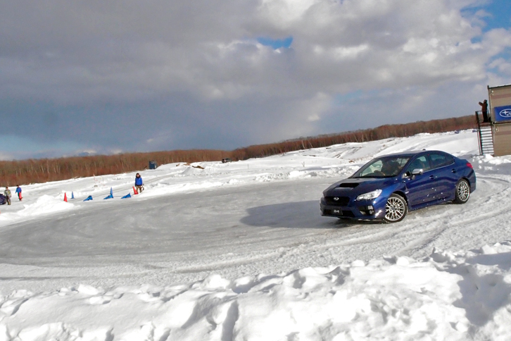 試乗コースに含まれていた、定常円旋回のサークル。ステアリングをイン側に切ったまま回るクルマもあれば、カウンターステアで回り続けるクルマも。写真は、専用仕立ての内外装を持つ特別仕様車「WRX S4 SporVita（スポルヴィータ）」。