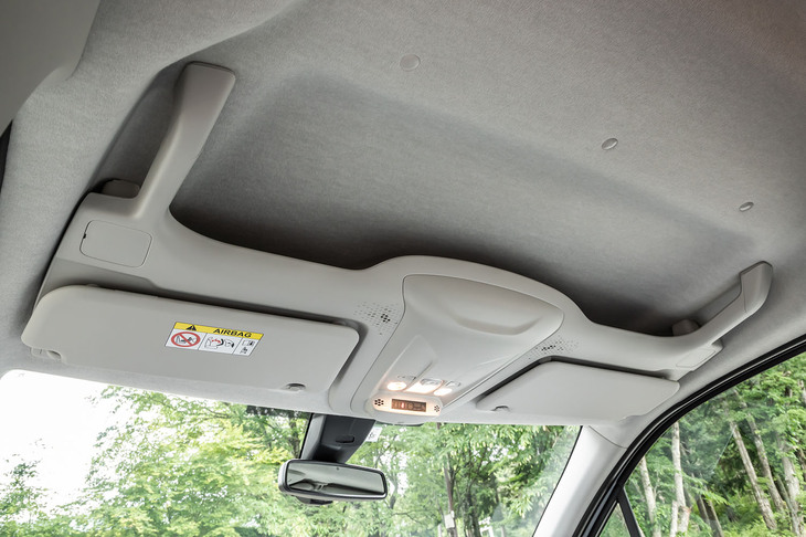 前席上部に大容量の収納トレーを装備。シーリングランプの左右にマップランプを配置し、サンバイザー裏のバニティーミラーにも照明が備わる。