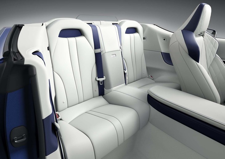 レクサスLC500 コンバーチブルモデル（リアシート）