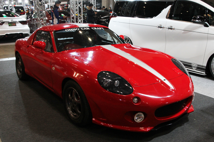 2代目「マツダ・ロードスター」（NB）をベースにした、OHNO CAR CRAFTの「NAOMI」。スタイリングイメージは60年代のヨーロピアンスポーツ風で、全高は70mm下げられているという。