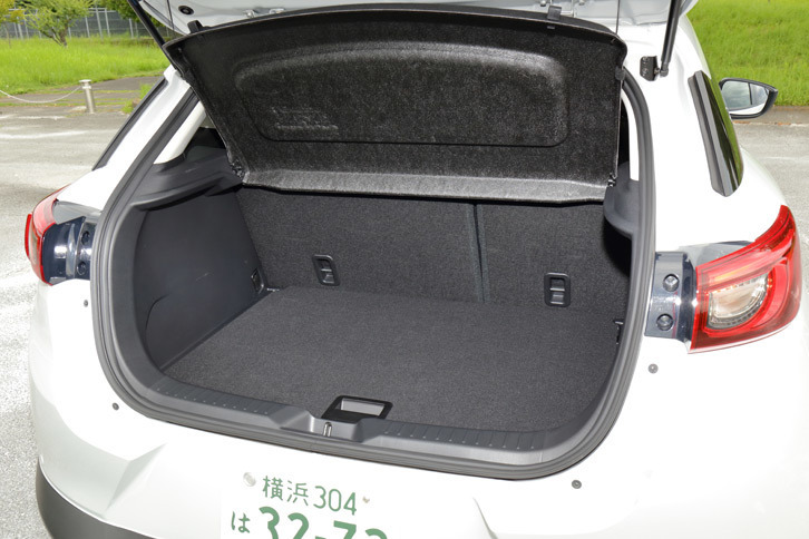 荷室容量はサブトランクを含め、5人乗車時で350リッター。床面の高さを調整できるフロアボードが標準装備される。