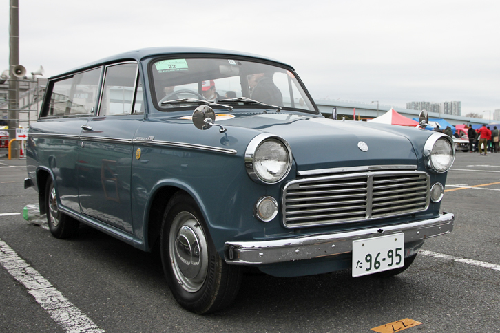 1962年「ダットサン1200ライトバン（V320）」。初代「ブルーバード（310）」に準じたデザインを持つ、ダットラこと「ダットサン1200トラック（320）」のバリエーション。