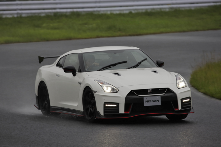 雨のサーキットを疾走する「日産GT-R NISMO」。“この先の進化”を含めた詳しい話を、開発主査に聞いた。（photo：北畠主税）