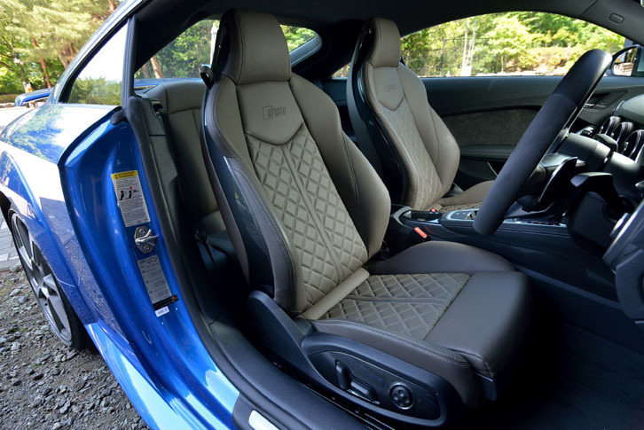 ファインナッパレザーで仕立てられたスポーツシート。ダイヤモンドステッチや「RS」のロゴでドレスアップされている。