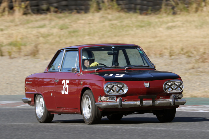 同じくパレード走行より、これもリアエンジンの1965年「日野コンテッサ1300クーペ」。ミケロッティのデザインだが、こちらも「コルベア」の残り香が漂う。