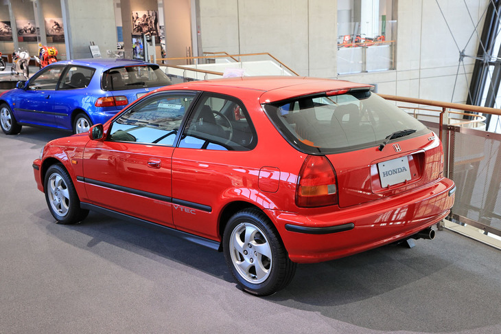 6代目「シビック」は、ハイパフォーマンスモデル「タイプR」が初設定されたことで有名なモデルだが、展示車は「SiR II」。タイプRに次ぐスポーティーな上級グレードだ。