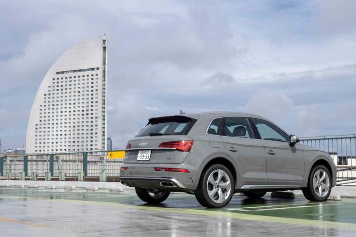 2021年2月にマイナーチェンジモデルが日本に導入された「Q5」。試乗車はスポーティーな仕様の「Sライン」で、ボディーカラーには新規設定色の「クワンタムグレー」が用いられていた。