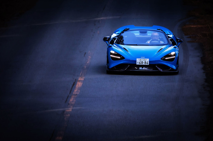 マクラーレンのロードカーに用いられるカーボンモノコックタブは、「765LTスパイダー」専用に開発された「モノケージII-S」。リアセクションの形状が、「クーペ」用の「モノケージII」と異なっているという。