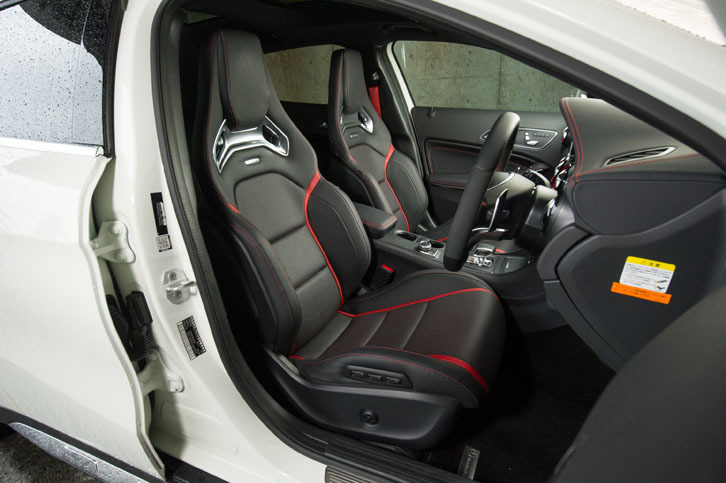 試乗車にはオプションの「AMGパフォーマンスシート」が装着されていた。深いバケット形状で体をサポートする。