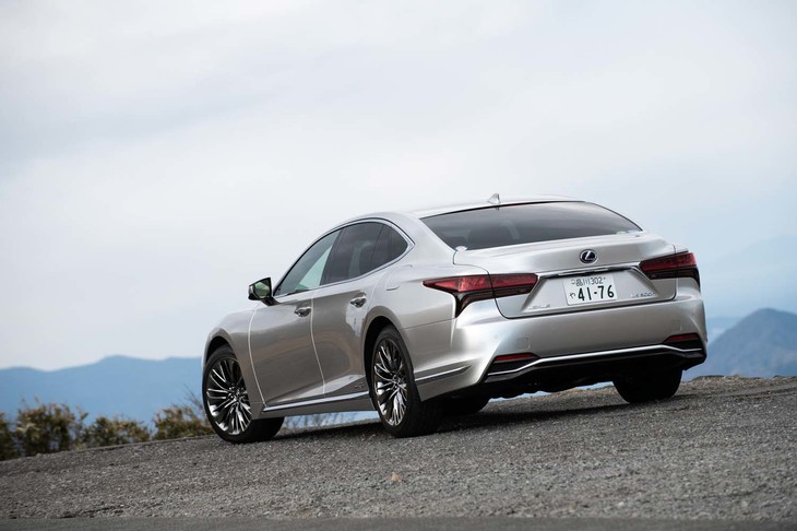 むき出しの地金のようなシルバーのボディーカラーは新色の「銀影ラスター」。アルミフレークを含んだ塗料の体積を凝縮させる「ソニック工法」を応用し、アルミ蒸着を高密度で敷き詰める最新の技術によって実現している。