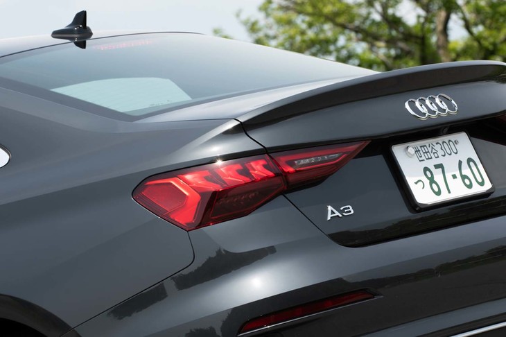 「セダン」のリアを特徴づけているトランクスポイラー。ボディー形状は異なるが、リアコンビランプは「スポーツバック」とうまく共用化されている。