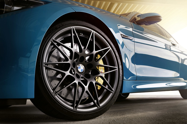 ホイールは20インチサイズの「Mライトアロイスポーク スタイル666M」。