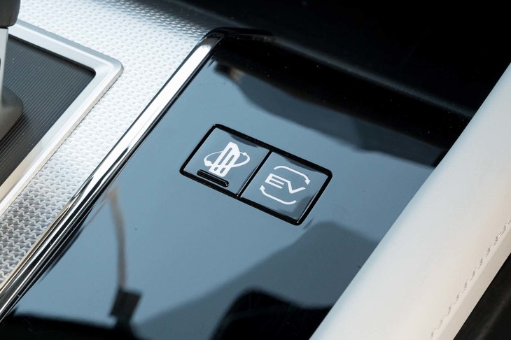 コンソールのピアノブラック部分にはワンペダルドライブを可能にする「イノベーティブペダルオペレーションモード」のスイッチと、プラグインハイブリッドシステムの電力管理モード切り替えスイッチが並んでいる。