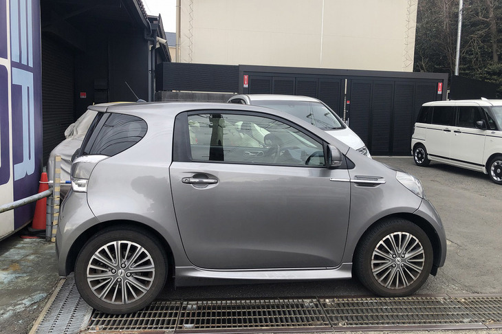 ボディーサイズは全長×全幅×全高＝3078×1680×1500mmで、ホイールベースは2000mm。軽自動車よりも短いボディーながら実は4人乗り。もちろん後席に大人が座るのはかなり大変で、私は史上最も狭い後席のクルマと認定している。