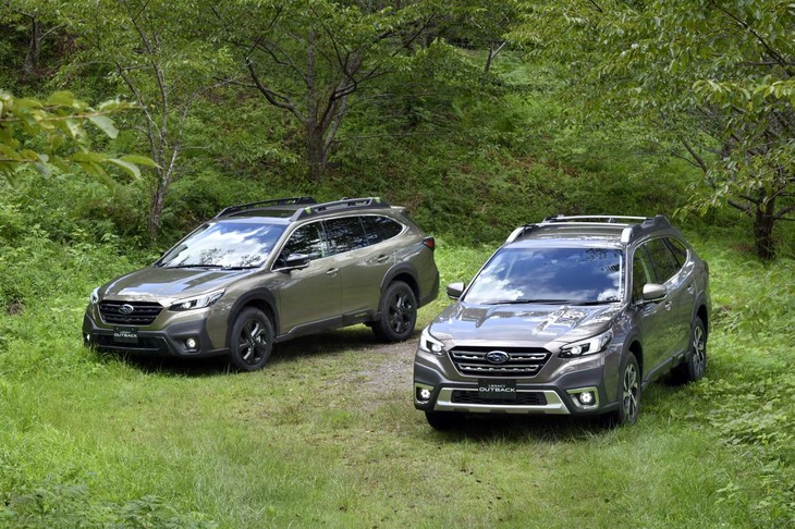新型「スバル・レガシィ アウトバック」では、「リミテッドEX」（写真右）と「X-BREAK EX」（同左）の2グレードがラインナップされる。