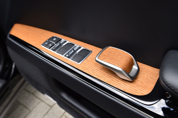 ドアパネルやドアノブにはタモ杢の装飾が施される。ほかにシルバーのアッシュ杢仕様も用意される。