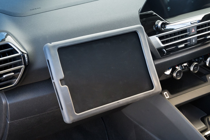 助手席側のダッシュボードには、タブレットを固定できる専用ホルダーを装備。使わないときにしまっておくのに好適な、引き出しも備わる。