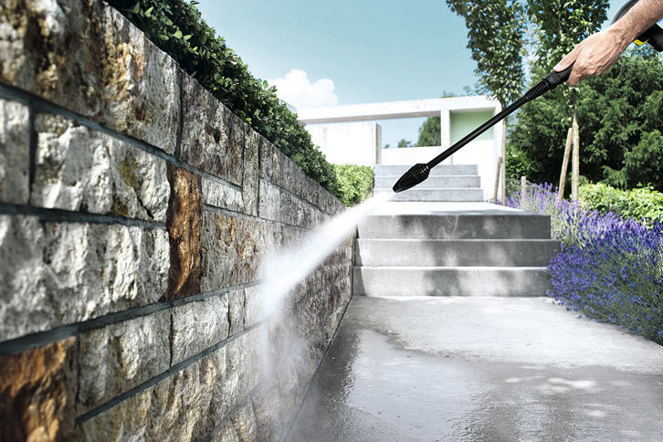 表面に凹凸が多い石塀の表面は洗うのが難しくコケが生えてしまうこともあるが高圧噴射なら問題ない。