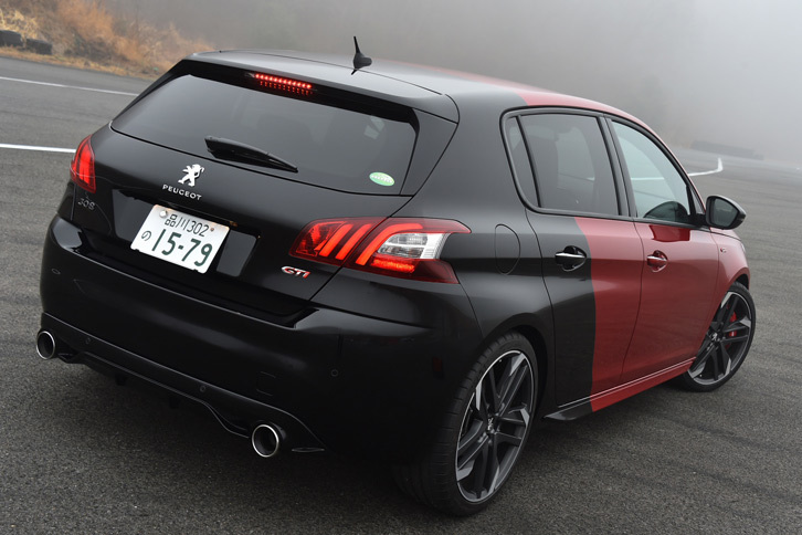 赤と黒で車体を塗り分けるツートンカラーの「クープ・フランシュ」。「308GTi by PEUGEOT SPORT」の中でも270ps仕様だけに用意される特別色である。