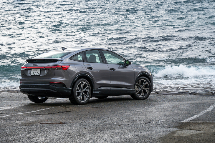 本国には「クワトロ」の設定もあるが、日本市場で販売されるのは後輪駆動のみ。40→45で駆動用モーターが最高出力286PS、最大トルク545N・mへとパワーアップしている。