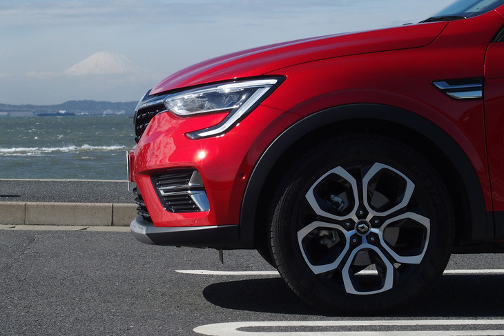 東京湾を挟んで遠くに見える富士山を確認いただけるだろうか。「ルージュ フラムM」の「アルカナ アントラクトE-TECHフルハイブリッド」と山頂に雪を抱いた富士山のコラボレーションは、どこか日の丸のような色の組み合わせで日本人の心を落ち着かせる。