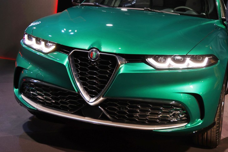 フロントフェイスは盾形グリルや3連ヘッドランプが特徴的。