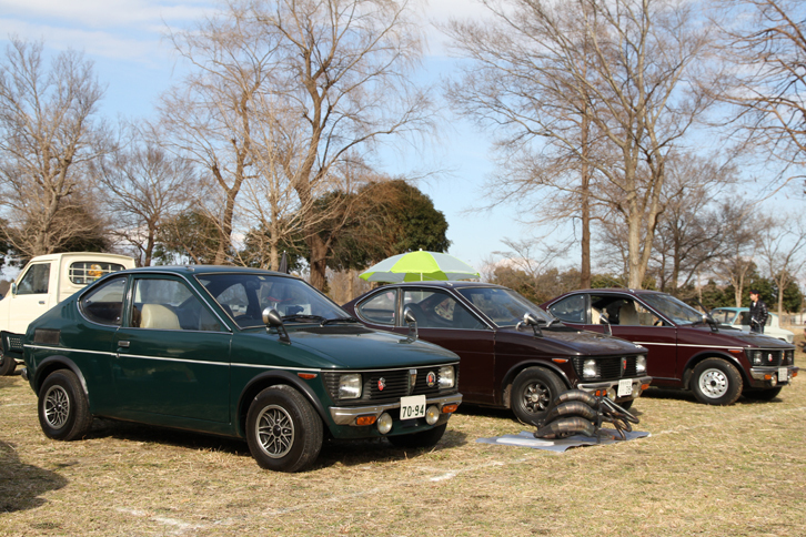 1971年に登場した「スズキ・フロンテクーペ」。水冷2ストローク3気筒エンジンを搭載した、360cc規格の軽のなかで最もスポーツカー的なモデル。左から1台目と2台目の間に置かれているのは、2台目のオーナーが製作したエキスパンションチャンバー（2ストロークエンジンの性能を左右する排気デバイス）。