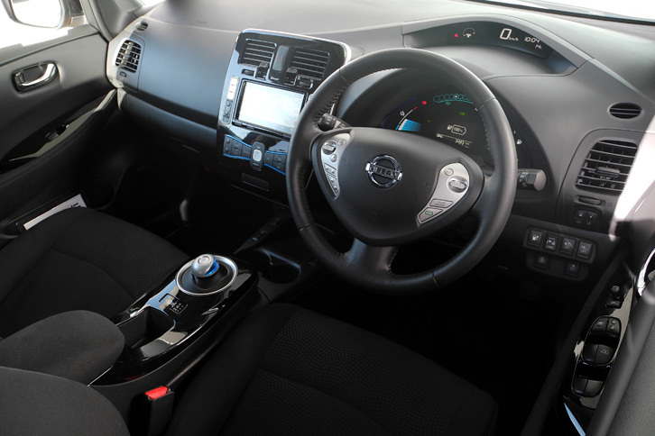 最新型「リーフ」のメーターパネルを目にした瞬間、まったく違和感は覚えなかった。初期型との違いは表示される航続可能距離が「202km」となっていたその一点だけ。
	 