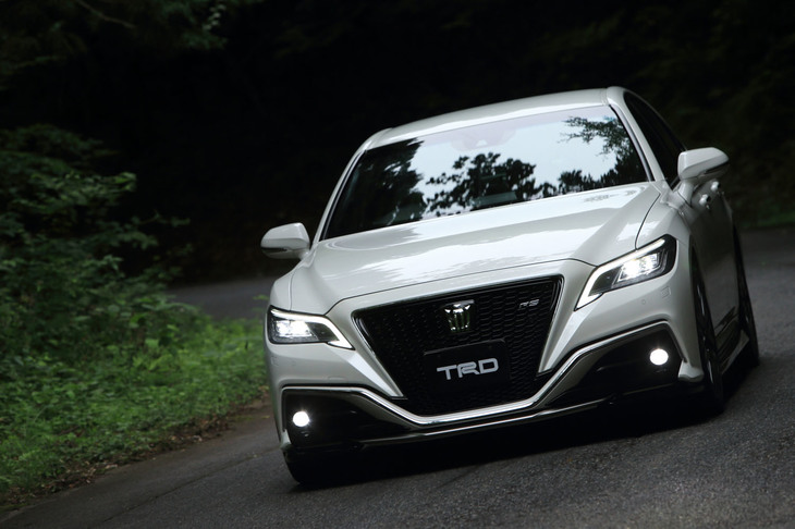 デビューしたばかりの新型「クラウン」にTRDが磨きをかける。サテン調シルバーの加飾が目を引く「フロントスポイラー」の造形は翼とナイフをモチーフとしている。