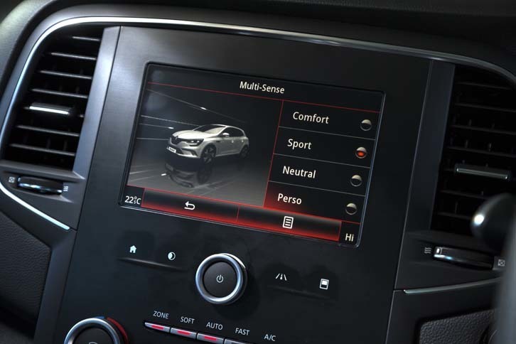 走行モード切り替え機構「ルノーマルチセンス」には、「コンフォート」「ニュートラル」「スポーツ」「パーソナル」の4つのモードが用意される。スポーツを選択時には、ローンチコントロール機能も使用可能。