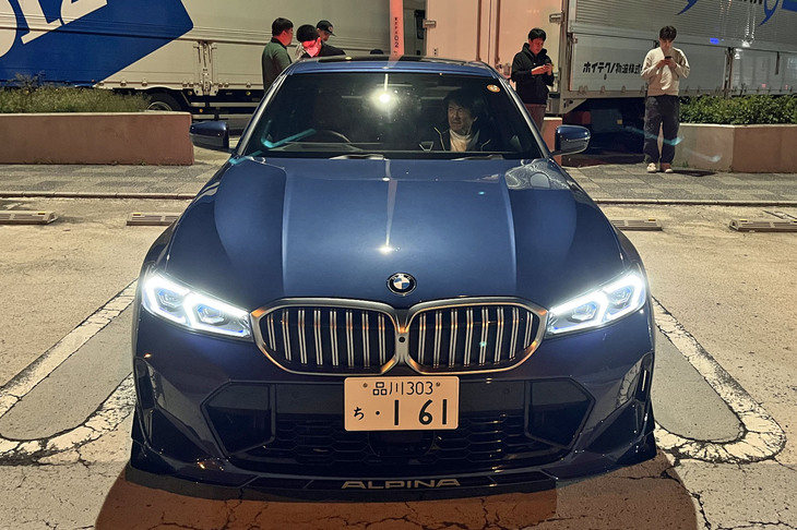 左右に小さなカナードとスプリッターが備わった「ALPINA」の立体的なロゴ入りスポイラーが目を引くフロントフェイス。エアロデバイスは、BMWの風洞試験施設で効果を確認済みだという。