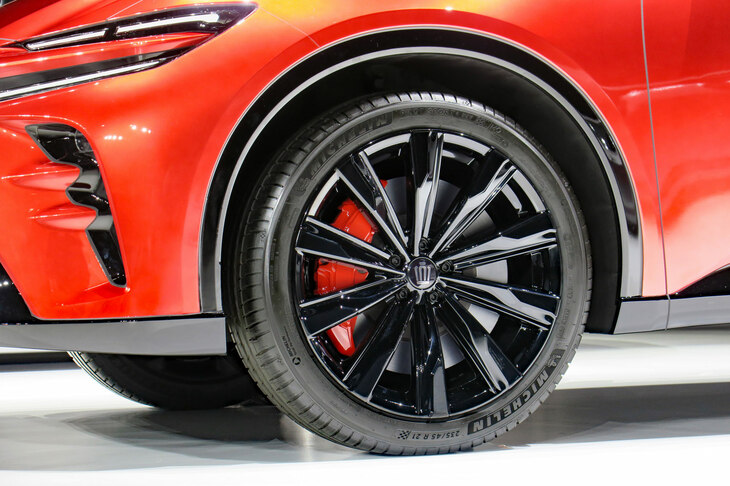 トヨタ・クラウン スポーツ（タイヤ＆ホイール）