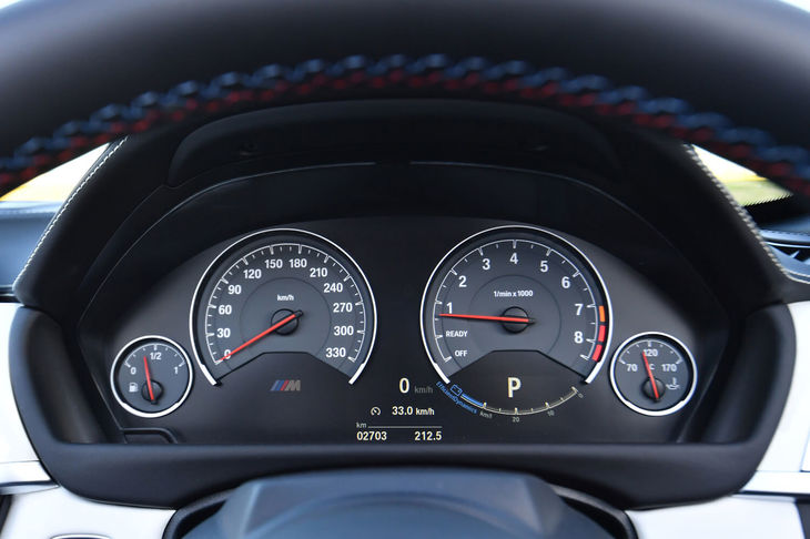 アナログ表示の4連メーター。スピードメーター上には330km/hまで数字が刻まれている。