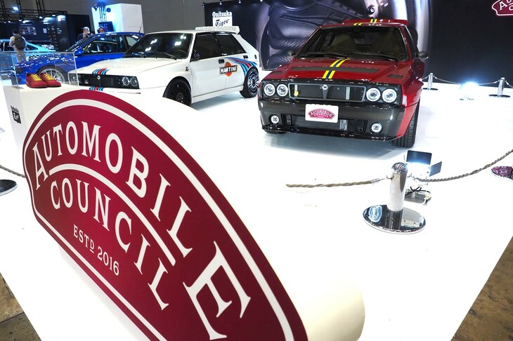 「現代に蘇る往年の名車＜レストモッドの世界＞」をテーマとした主催者展示ブースの様子。