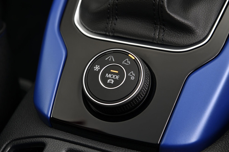 センターコンソールに「4MOTIONアクティブコントロールスイッチ」を設置。「スノー／オンロード／オフロード／オフロードカスタム」の4つの走行モードから選択できる。