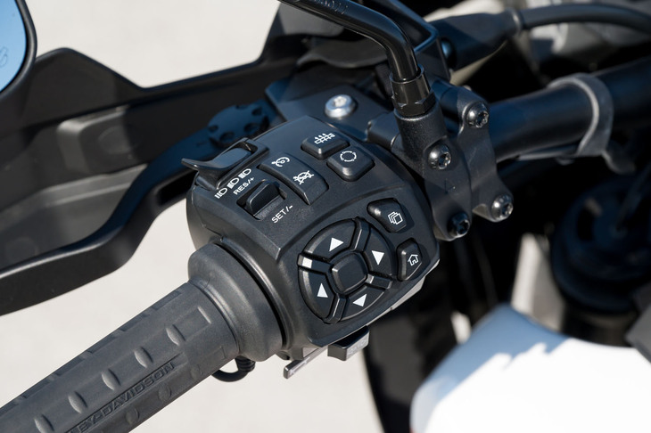 ディスプレイの表示切り替えに、ライディングモードの選択、灯火類やクルーズコントロールの操作……と、さまざまな機能が集約されたスイッチボックス。その煩雑さは、モダンなバイクに共通する課題ではあるのだが……。