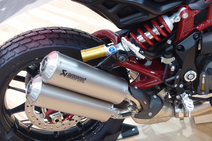 インディアンFTR1200レースレプリカ（マフラーおよびリアサスペンション）