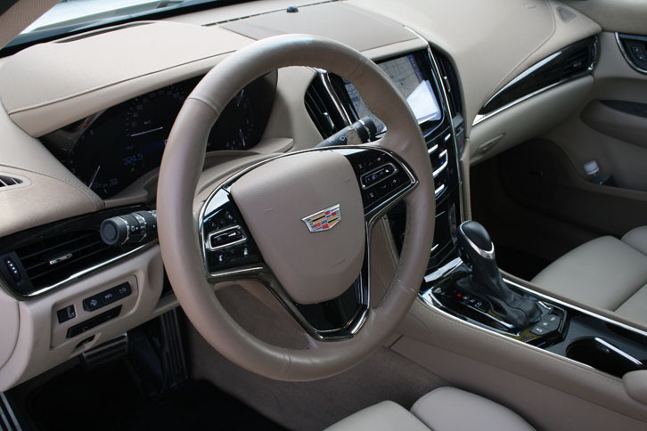 ATSセダンにはZFの電動パワーステアリングが備わる。操舵に対し、ゲインの立ち上がりはシャープだ。