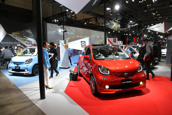 メルセデス・ベンツ日本のブースに展示された3台。「スマート」は、ブラバス仕様に統一されていた。