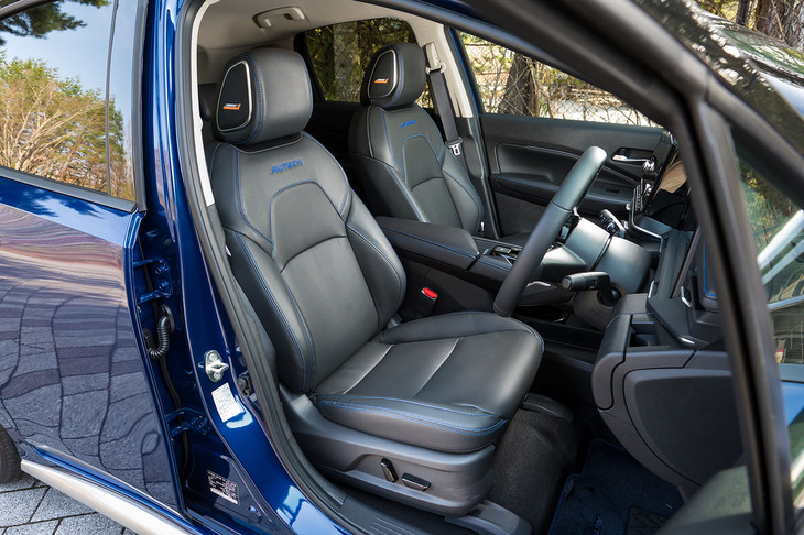 シート表皮はぜいたくな本革。この試乗車はオプションのBOSEパーソナルプラスサウンドシステム装着のため、ヘッドレストにもスピーカーが備わっている。